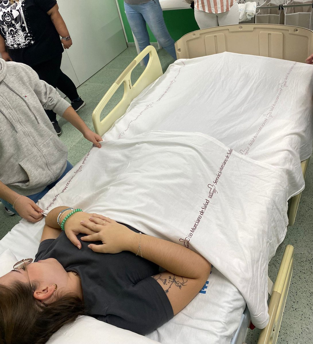 amusalfp's tweet photo. El alumnado de 1º A de Técnico en Cuidados Auxiliares de Enfermería, aprende a preparar el cambio de cama con y sin paciente encamado.
#CreandoFuturo #AmusalFP #ProfesionalesConCorazón https://t.co/BmqiCvv2s7
