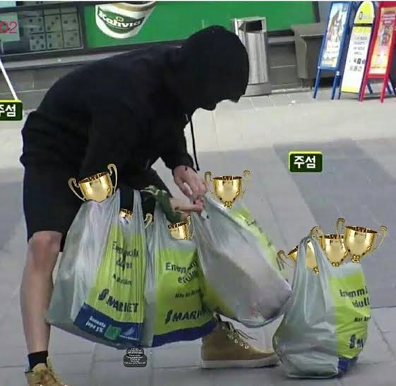 jeonsvicio's tweet photo. o jungkook indo pra casa com os troféus dele https://t.co/RNAvTphYiQ