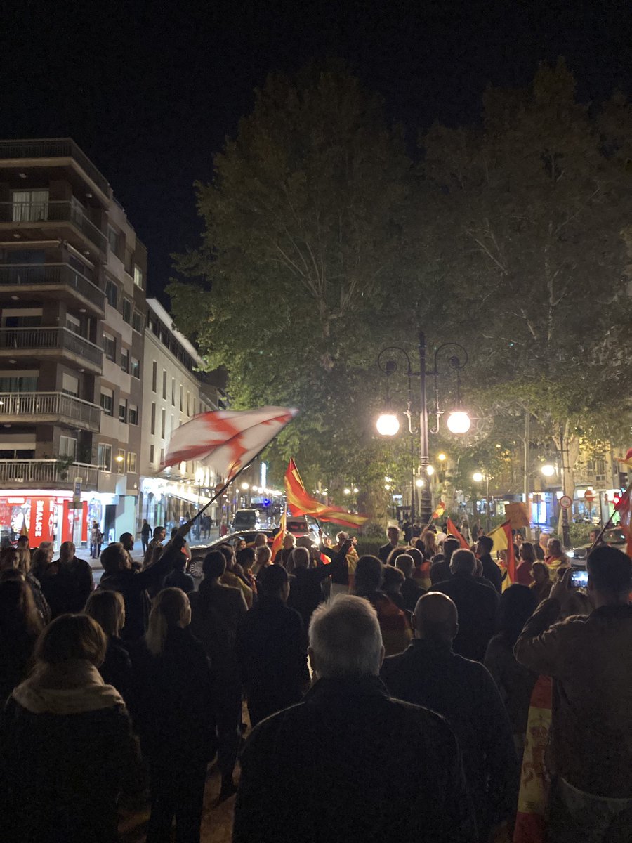 ResisteGranada's tweet photo. Gracias a todos los valientes que ayer nos acompañasteis y dejasteis claro que no permitís españoles de primera y de segunda.

Hoy, a las 20:00 horas, en la Plaza de las Granadinas de nuevo.

#ResistenciaGranada #Granada #EspañaNoSeRinde #manifestacion https://t.co/3S8iApIqzG