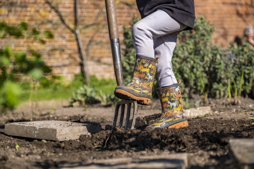 innerforth's tweet image. If you have a garden, balcony or windowsill, gardening is a fun way to contribute positively to climate action!   Share your garden projects &amp;amp; ideas to make urban areas greener here #climateforth #greenlife #climateaction Pic: Sam Turley/RSPB Images @RSPBScotland @HeritageFundUK