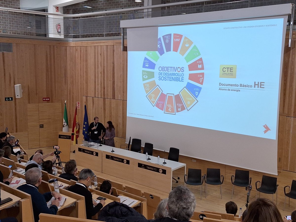 El profesor @oyeparra y la profesora @mirenerm de @ArqURJC en @EIF_URJC presentan en #JIDA su trabajo en el @MUA_URJC con los alumnos y alumnas del taller de construcción.