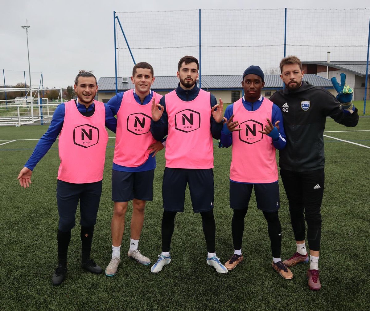 USAvrMSM_Off's tweet photo. 𝘿𝙚𝙧𝙣𝙞𝙚𝙧𝙨 𝙧𝙚́𝙜𝙡𝙖𝙜𝙚𝙨 avant le déplacement au Herbiers pour le 𝟳𝙚̀𝙢𝙚 𝙩𝙤𝙪𝙧 de Coupe de France 🏆🇫🇷.

Vainqueurs du jour … 𝙇𝙚𝙨 𝙧𝙤𝙨𝙚𝙨 

#teamusamsm🔵⚪️ #usamsm #football #coupedefrance https://t.co/UamxKkqHIK