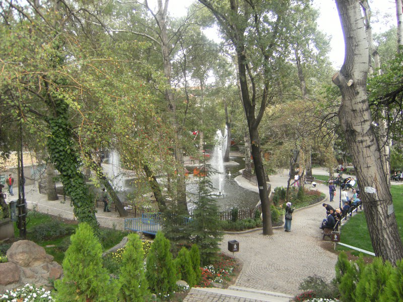PLinTurkiye's tweet photo. 🇹🇷 Ankara'nın en sevilen mekanlarından biri olan Kuğulu Park’ın arazisi, bir zamanlar 🇵🇱 Polonya Büyükelçiliği'ne aitti. Arazinin şehre bağışlanmasının ardından, bir jest olarak Büyükelçilik ile park arasındaki yola 'Polonya Caddesi' adı verilmiştir. 🌲
#ForeignServiceDayPL https://t.co/ZvBSEVxqBe