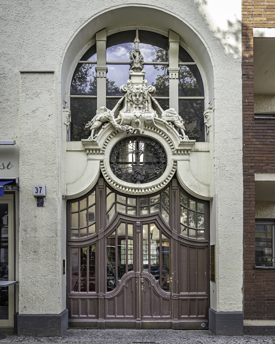 Did you know that we have a new project devoted to doors in Berlin? You can find us on IG (berlinportals) and the other place (doorsofberlin).
