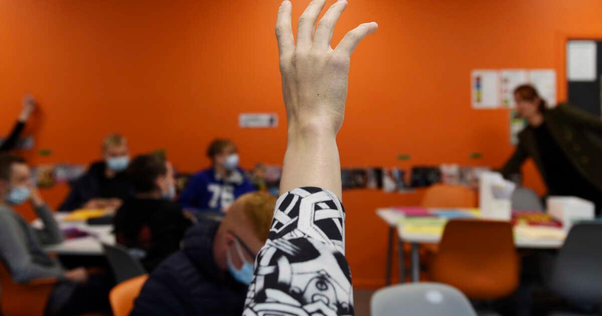 Telerama's tweet photo. Enseignante en CAP, Juline Anquetin-Rault a créé une pédagogie qu’elle expose dans un récent ouvrage.

 Un “apprentissage actif” incluant des ateliers et variant avec méthode les outils : quiz, réalité virtuelle, cartes mentales… et téléphones portables.

https://t.co/pPIWE7Dn9K https://t.co/pYxFTnqNwM