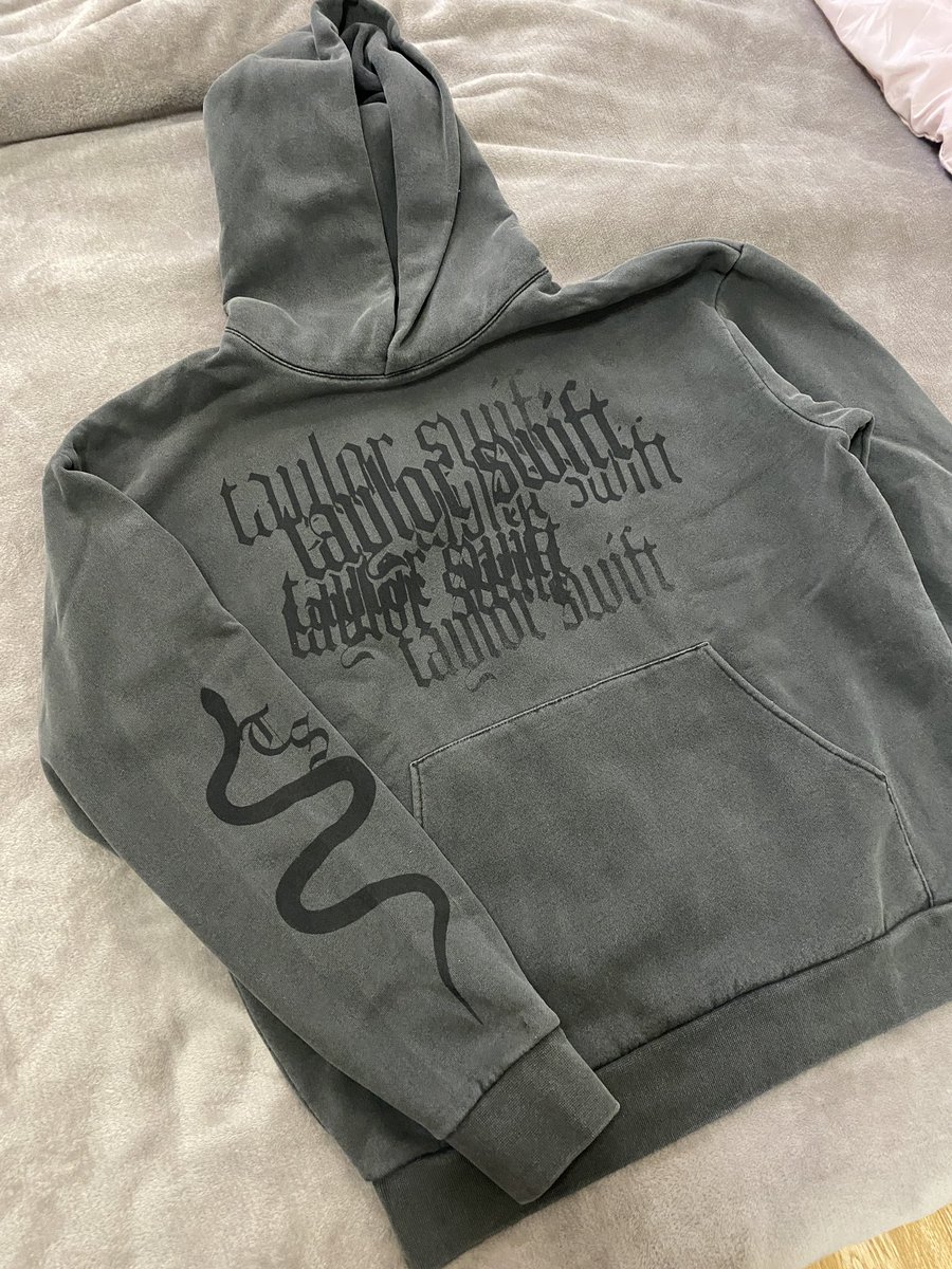 tayIorsel's tweet photo. my rep hoodie is here &amp; it’s beautiful🐍🖤 https://t.co/wBgqlswU4S