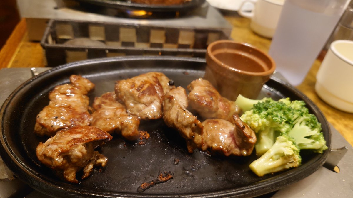 RadXIII's tweet photo. ステーキや甘いものでお酒飲むのもいい。
東京だと車運転しないから、こういうときにも飲めるからいいなぁと https://t.co/hw2i6BMhD2