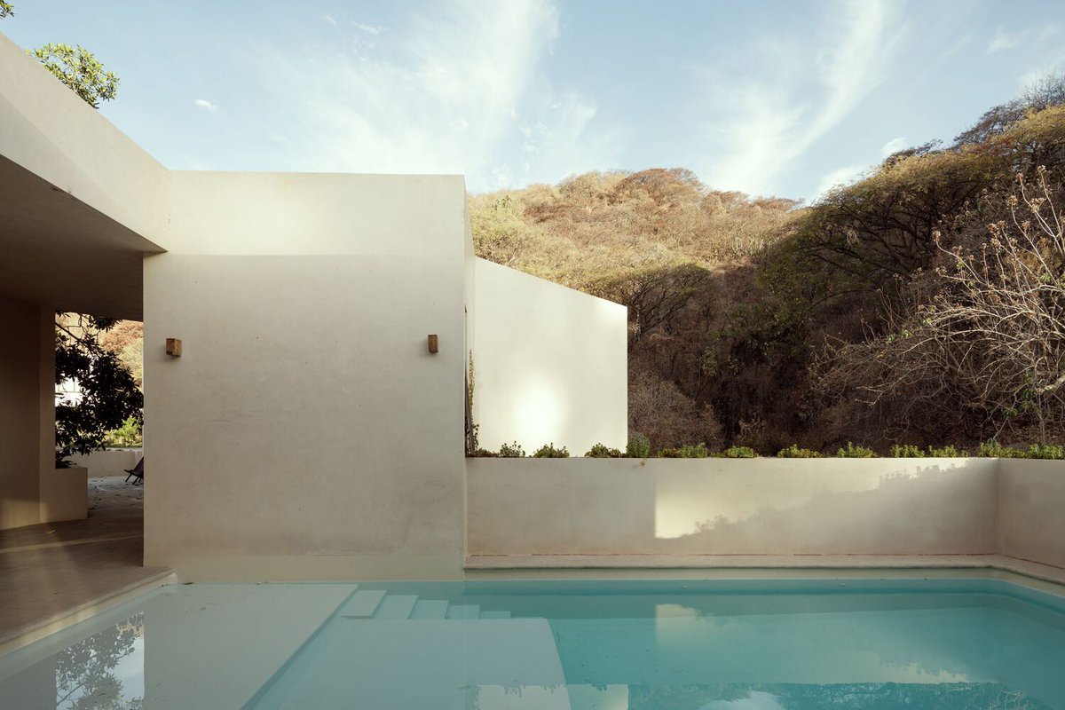 #JuevesDeArquitectura Mezcala House de Taq Arquitectura diseñada por la inspiración de su entorno en el lago Chapala con una gran vegetación de plantas tropicales y cactus.

Consta de ambientes llenos de naturalidad gracias a la armonía de sus materiales y colores neutros.