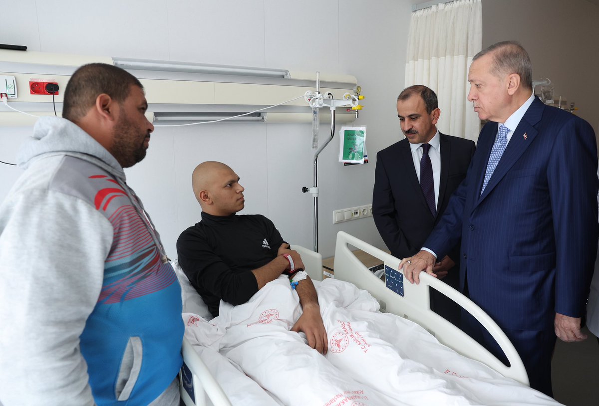 Cumhurbaşkanımız @RTErdogan, Gazze'den Türkiye'ye getirilen ve Ankara Bilkent Şehir Hastanesi'nde tedavi altına alınan kanser hastalarını ziyaret etti.
