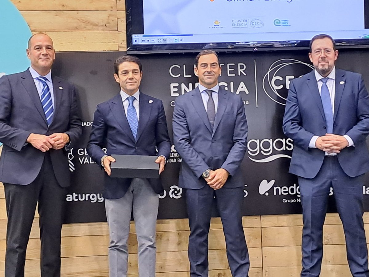 AjuntamentVLC's tweet photo. 🏅@vlcclimaenergia ha rebut el premi a la millor iniciativa d'impacte social en matèria energètica🔌en la Gala de l'Energia, organitzada pel @EnergiaComVal i celebrada ahir a @Feria_Valencia, coincidint amb la 1a trobada d'@EnergyGlobalVLC 🔋.

🔗  https://t.co/SYgnzkwqA5 https://t.co/HtxK27lxNn