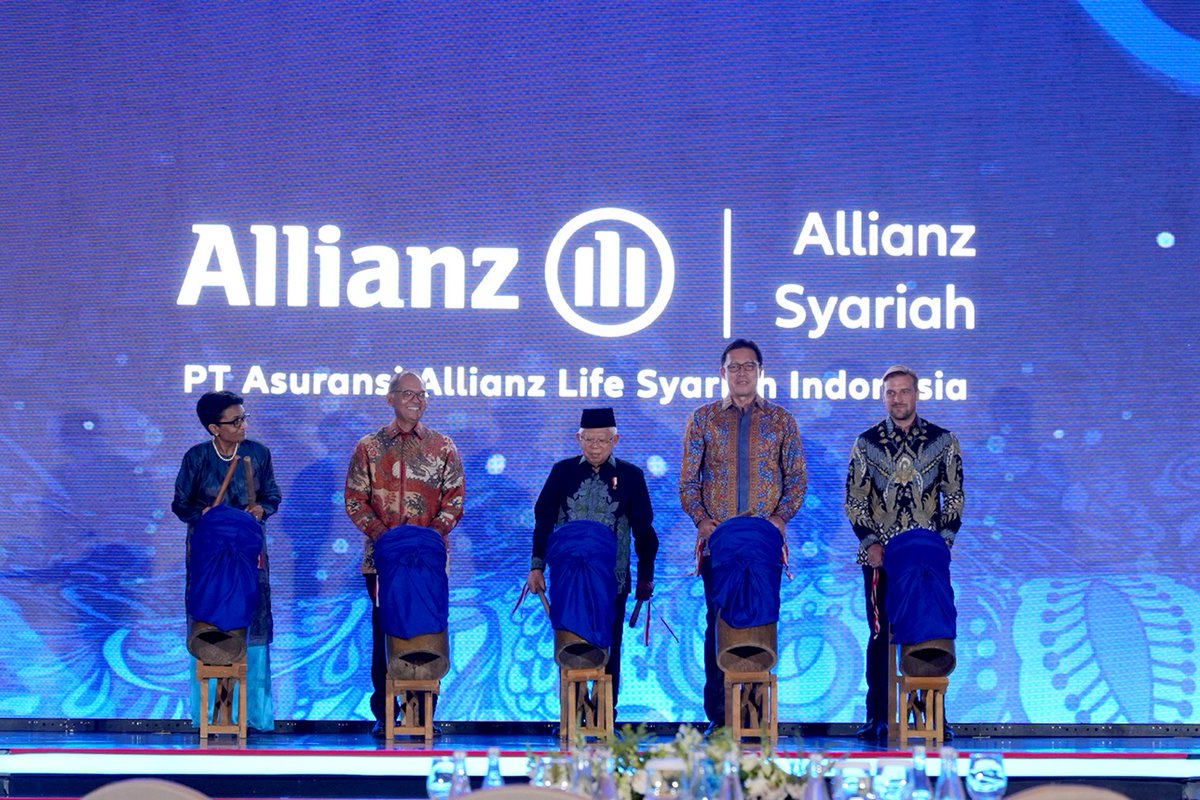 AllianzID's tweet photo. Allianz Syariah resmi diluncurkan! 🥳🎉

Hari ini, Allianz dengan bangga memperkenalkan Allianz Syariah yang siap memberikan layanan asuransi modern berkelas dunia yang memiliki nilai-nilai kebaikan Syariah dengan prinsip 'Kebaikan yang Menguatkan'. 😊 https://t.co/AVtq4nrF4Y