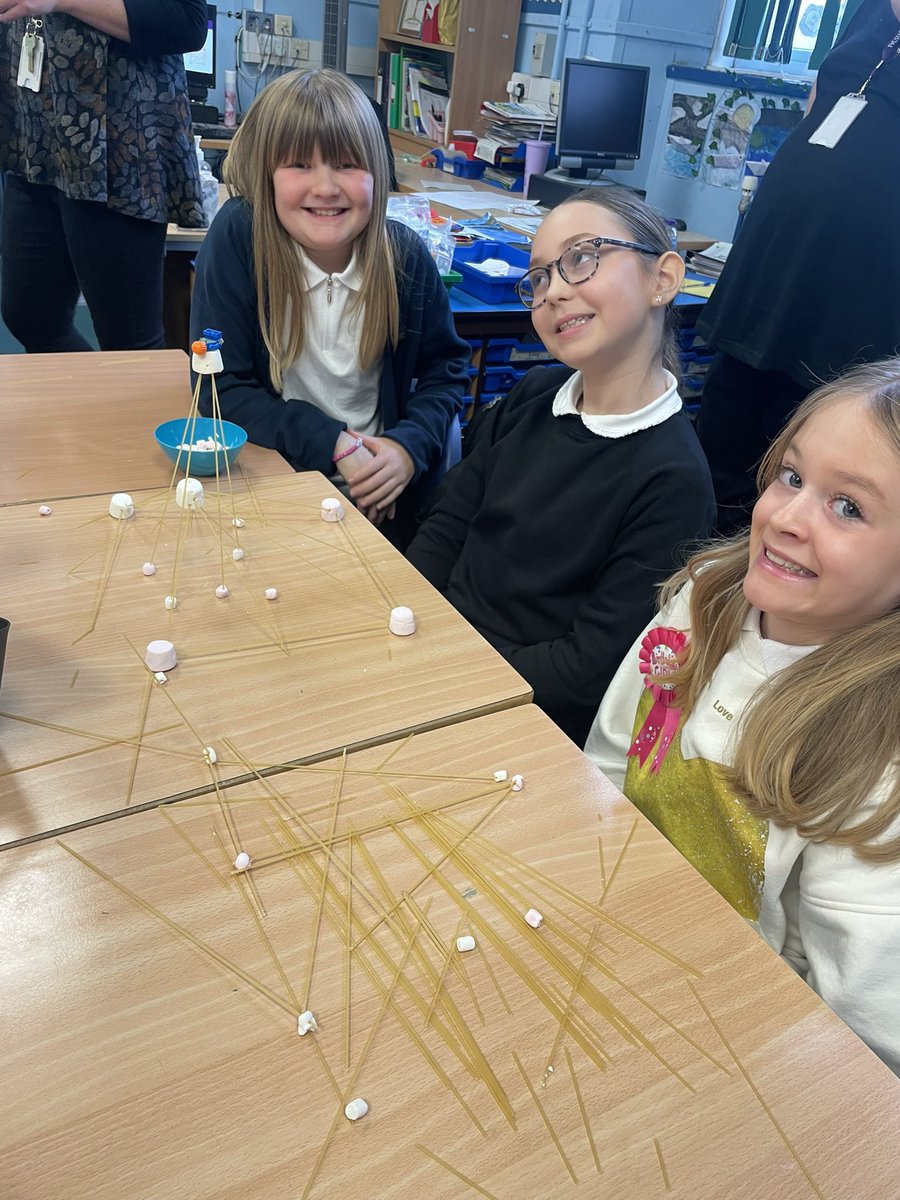 MissRankinLVPS's tweet photo. Forth Valley College Famous 4 visit yesterday- lots of engineering questions during this activity. The children had to built the tallest and strongest structure. #larbertSTEM @MissRobSTEM https://t.co/4uybLfKkIm