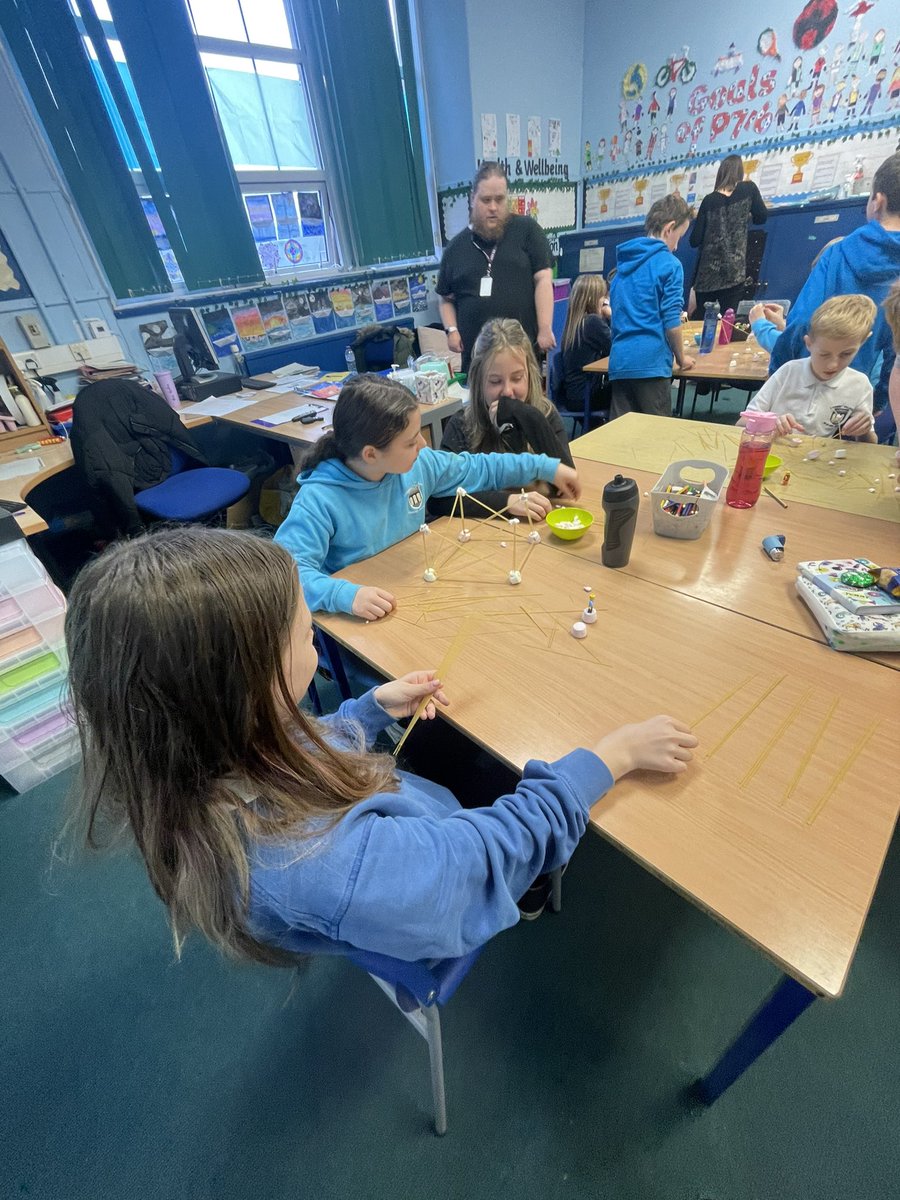 MissRankinLVPS's tweet photo. Forth Valley College Famous 4 visit yesterday- lots of engineering questions during this activity. The children had to built the tallest and strongest structure. #larbertSTEM @MissRobSTEM https://t.co/4uybLfKkIm