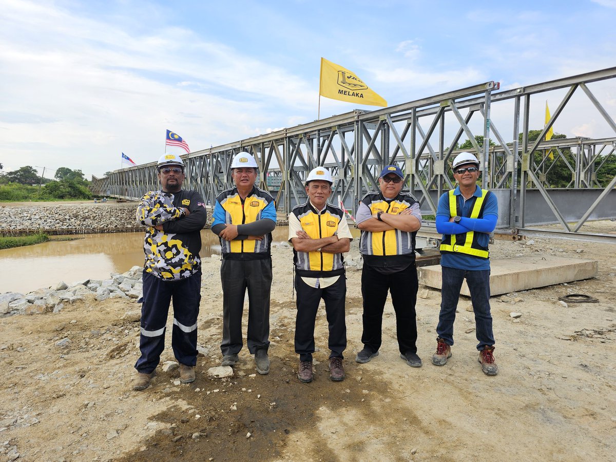16 November 2023 

1. Pengarah Kerja Raya Melaka Datuk Ir. Ismail Abd Rahman turun ke lapangan bagi  melihat kerja-kerja pemasangan pemberat (counter weight) bagi persedian untuk melancar proses launching Bailey Bridge.
