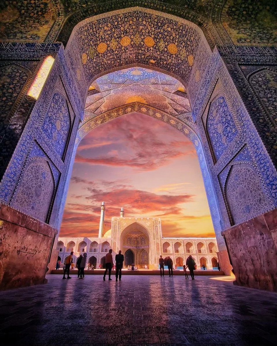 TLCINOfficial's tweet photo. Unveiling the Jewel of Isfahan: Shah Mosque's Jaw-Dropping Beauty Will Leave You Speechless! 😱✨
📸: @juggernaut1
#TLC #TLCIndia #TravelWithTLC #Architecture #MustSee #ArchitecturalWonder #Travel #Mosque #ShahMosque https://t.co/7I5pNmYLfT