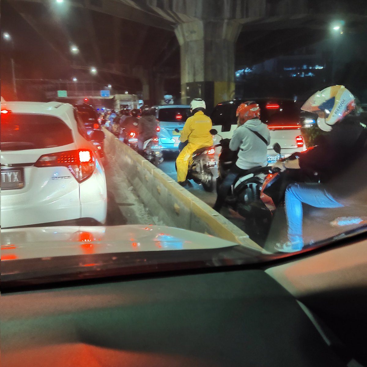 rbima's tweet photo. Orang naik @PT_Transjakarta jadi terganggu gara-gara orang yang tidak berotak ini, banyak lagi... https://t.co/eFuCFREDvD