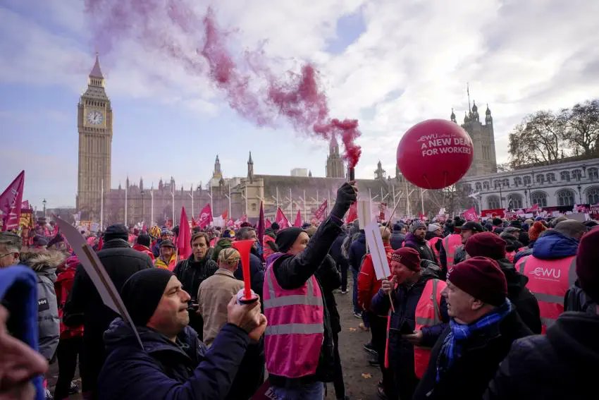 Its the job of the police and intelligence agencies to root out extremists among us.  We have the right to protest 'Peacefully' and this or any government can not take that right from us.

Agree ?

#GeneralElectionN0W #ToriesOut497 #ToryChaos