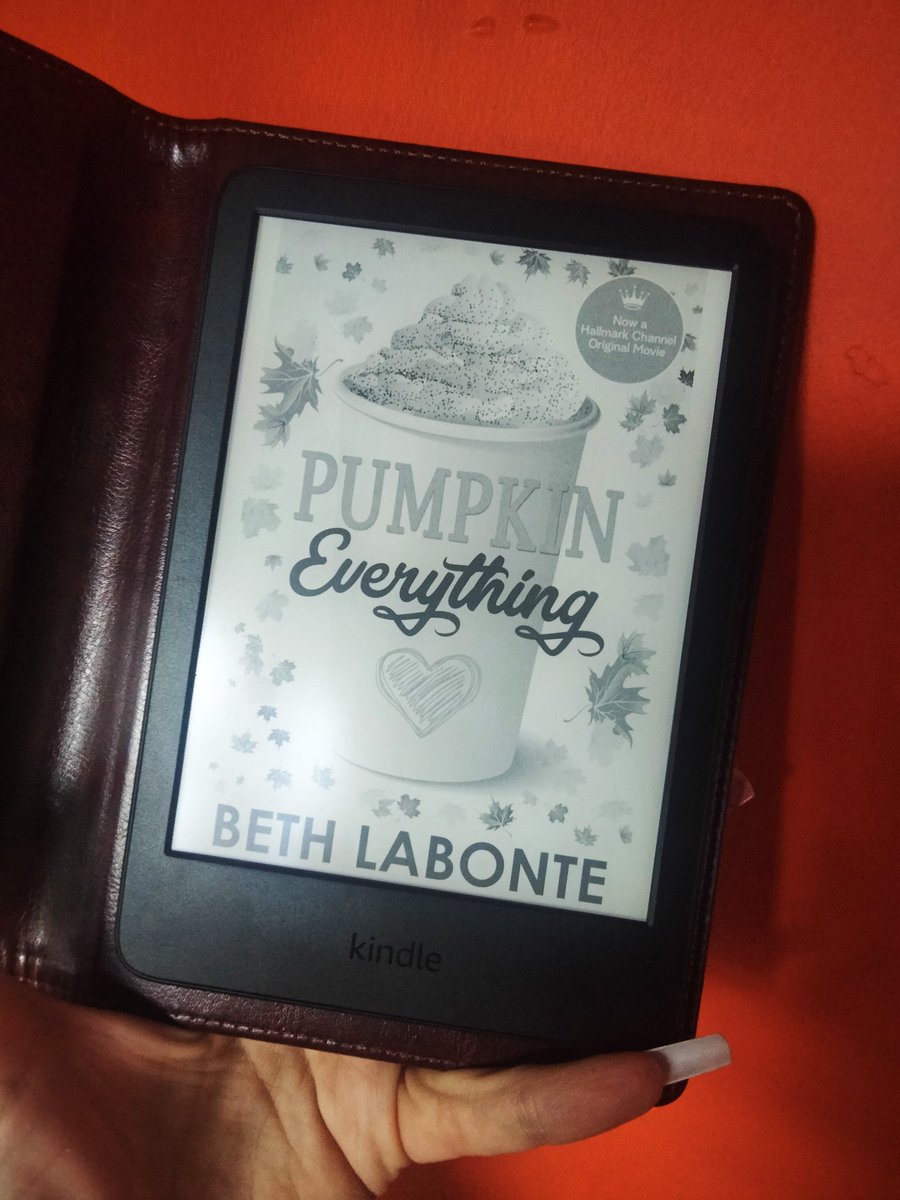 AMdrnHouseWitch's tweet image. Starting one of the last of my Autumn reads. 
❤️📖🧡📚💛
#BookwormForLife #PaperbackBook #Goodreads #PumpkinEverything #AutummReads #BethLabonte