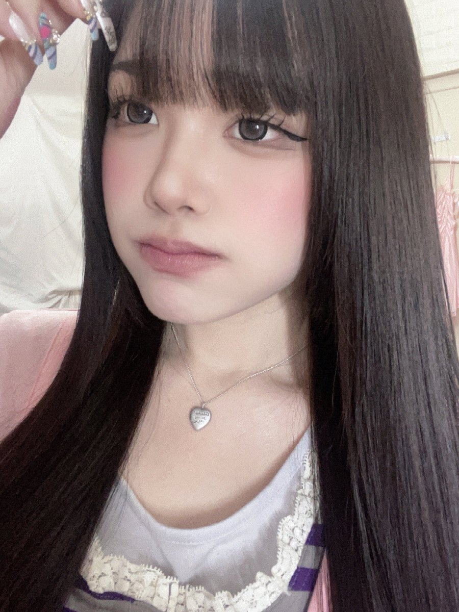 xxhani__'s tweet photo. ชอบเมคอัพวันนี้มากกกก บลัชสติ๊กคือที่่่!! สีชมพูพีชโรสโกลด์ ผิวเป็นประกาย แก้มเงาๆ สีคุณหนูมั้ก ทาทับคุชชั่นแล้วเกลี่ยละลายกลืนไปเลอ เกาะอยู่บนผิวดี ถือเติมก็น่ารัก ของ getbeaute แบรนด์น้องใหม่สุดๆ 🎀 https://t.co/9UQdt7tEdo