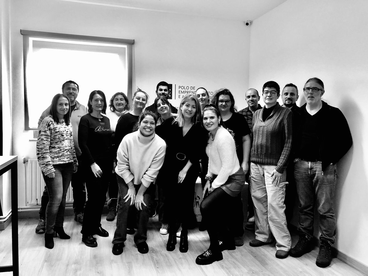VeronicaPekecha's tweet photo. Ayer tuve el placer de impartir formación de #marcapesonal para el equipo de emprendedores ( súper cracks) del Polo de Emrpendemento de #Friol
Mucho talento e ilusión!
Desde el rural también se puede :)
@EmpresariosLugo
#emprendimiento https://t.co/SuOLdeKTkT