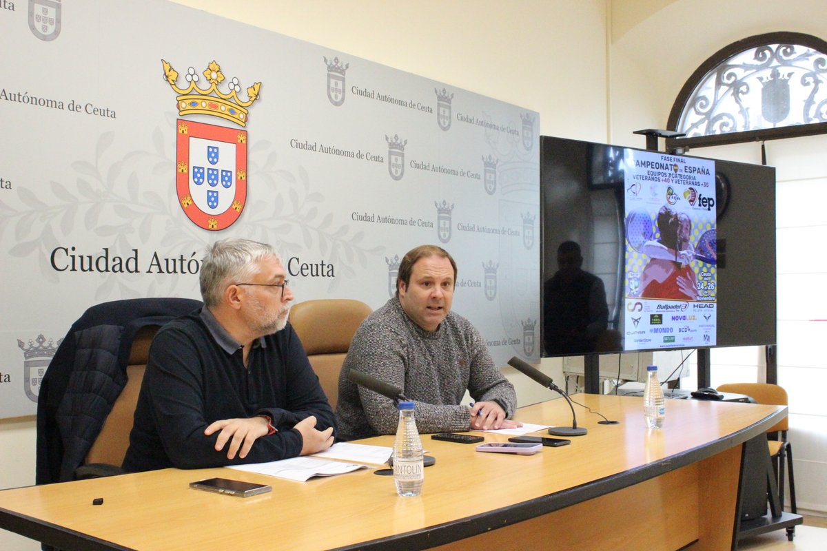 icdceuta's tweet photo. El asesor delegado de Deportes, Sergio Aguilera, y el presidente de la @fpadelceuta, Agustín Atienza, han presentado hoy la fase final del Campeonato de España de equipos de 3ª categoría Veteranos +40 y Veteranas +35 que se celebra del 24 al 26 de noviembre🥎

#CeutaEsDeporte https://t.co/cfVyEVlETb