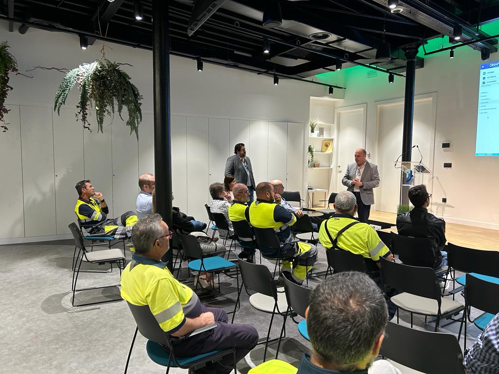 veolia_rmurcia's tweet photo. 🌐✨ ¡Nuestros embajadores están en @Dinapsis compartiendo momentos valiosos con nuestros empleados!
Juntos, construyendo el futuro de Hidrogea. 🤝💙
#Dinapsis #EmbajadoresHidrogea #ColaboraciónEmpresarial https://t.co/hfrP2IrUmj