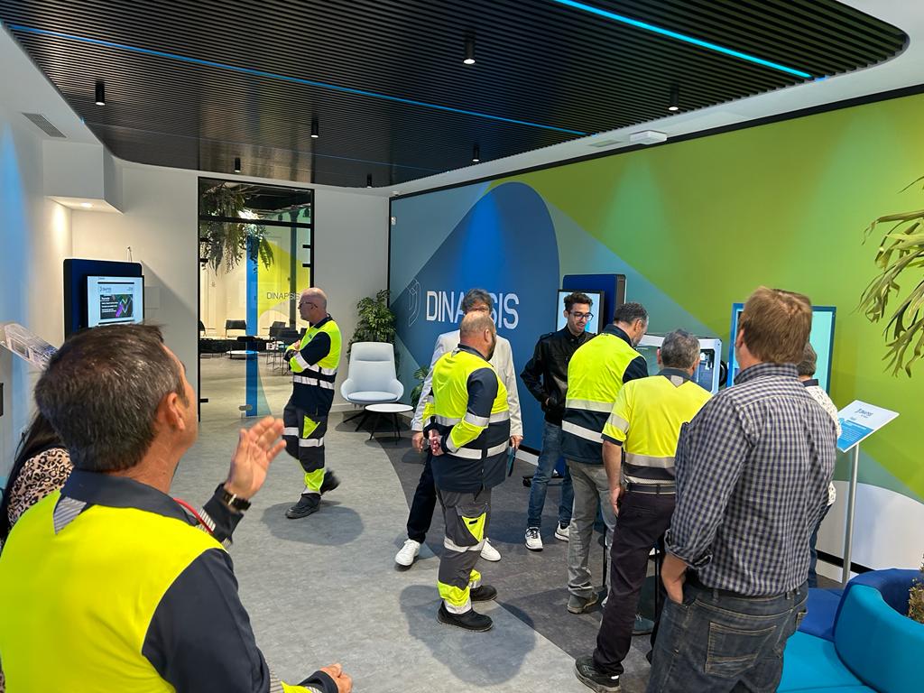 veolia_rmurcia's tweet photo. 🌐✨ ¡Nuestros embajadores están en @Dinapsis compartiendo momentos valiosos con nuestros empleados!
Juntos, construyendo el futuro de Hidrogea. 🤝💙
#Dinapsis #EmbajadoresHidrogea #ColaboraciónEmpresarial https://t.co/hfrP2IrUmj