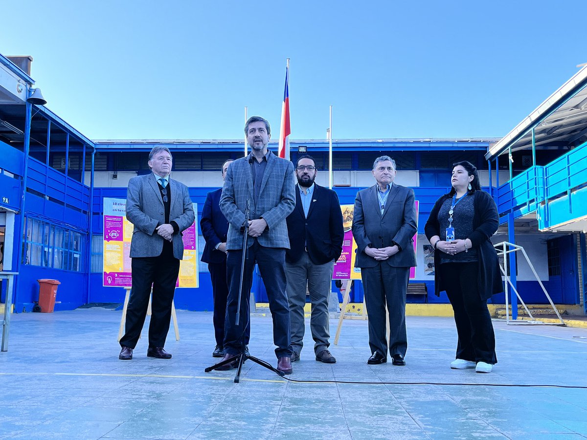 supereduc_cl's tweet photo. Esta mañana, el ministro de Educación @nico_cataldo junto al superintendente Mauricio Farías y el Secretario Ejecutivo de la @agenciaeduca, Gino Cortez, presentaron el Sistema de Monitoreo de la Convivencia Escolar y el decálogo de Gestión Colaborativa de Conflictos en Lo Prado. https://t.co/L3wiBimmBr