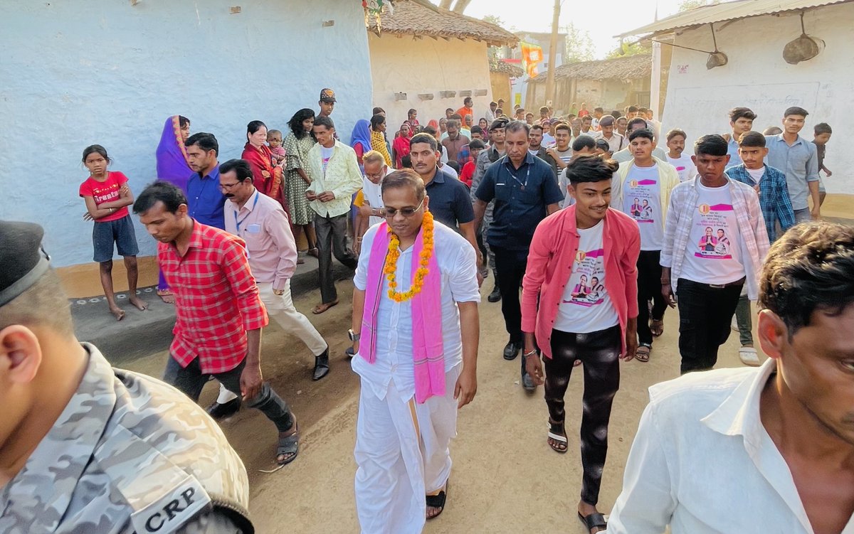 AmitJogi's tweet photo. पाटन में परिवर्तन होगा, मतदान पूर्व, पाटनवासियों से उनके 'बेटे' ने घर घर जाकर आशीर्वाद लिया। अपार प्यार है🙏 

अनुसूचित जाति, अनुसूचित जनजाति, पिछड़ा वर्ग, गरीब और असहाय, युवा और महिलायें संकल्पित हैं "नेता को हटाकर बेटा को जीताने" और मैं भी पाटनवासियों के जीवन में खुशहाली लाने संकल्पबद्ध हूं। 🙏

17 नवंबर, बटन 1 नंबर
चलेगा नांगर, चलेगा नांगर।।