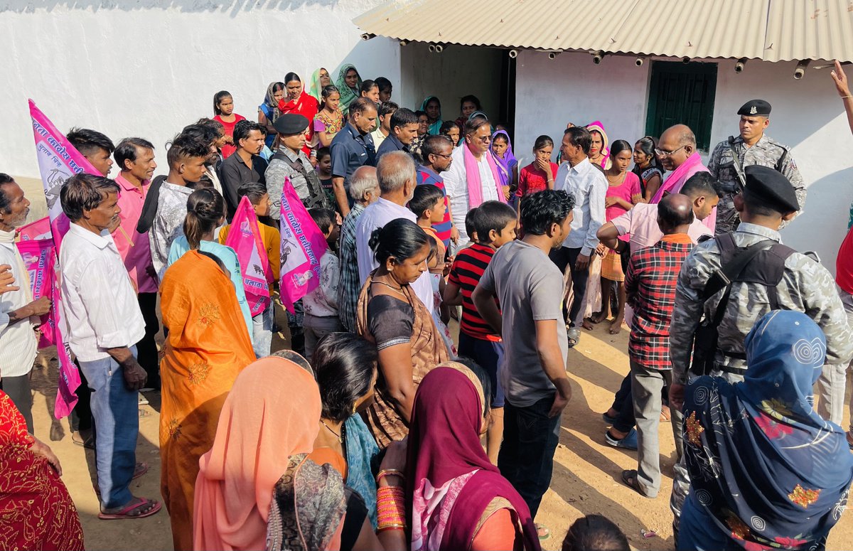 AmitJogi's tweet photo. पाटन में परिवर्तन होगा, मतदान पूर्व, पाटनवासियों से उनके 'बेटे' ने घर घर जाकर आशीर्वाद लिया। अपार प्यार है🙏 

अनुसूचित जाति, अनुसूचित जनजाति, पिछड़ा वर्ग, गरीब और असहाय, युवा और महिलायें संकल्पित हैं "नेता को हटाकर बेटा को जीताने" और मैं भी पाटनवासियों के जीवन में खुशहाली लाने संकल्पबद्ध हूं। 🙏

17 नवंबर, बटन 1 नंबर
चलेगा नांगर, चलेगा नांगर।।