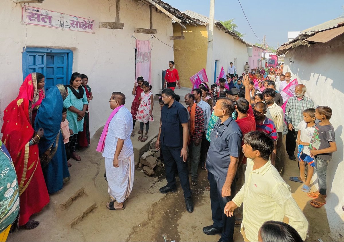 पाटन में परिवर्तन होगा, मतदान पूर्व, पाटनवासियों से उनके 'बेटे' ने घर घर जाकर आशीर्वाद लिया। अपार प्यार है🙏 

अनुसूचित जाति, अनुसूचित जनजाति, पिछड़ा वर्ग, गरीब और असहाय, युवा और महिलायें संकल्पित हैं "नेता को हटाकर बेटा को जीताने" और मैं भी पाटनवासियों के जीवन में खुशहाली लाने