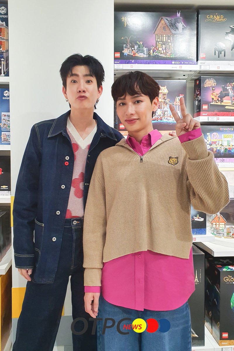 otpcnews's tweet photo. "ออฟ-กัน" ร่วมเปิดตัว LEGO® Certified Store แห่งที่ 5 ในประเทศไทย ตอกย้ำการเป็น Global Destination ศูนย์กลางแบรนด์ชั้นนำระดับโลก

#OffJumpol #GunAtthaphan 
#OffGun #ออฟกัน
#LEGOShopCentralWorld https://t.co/nt3oofKnU4
