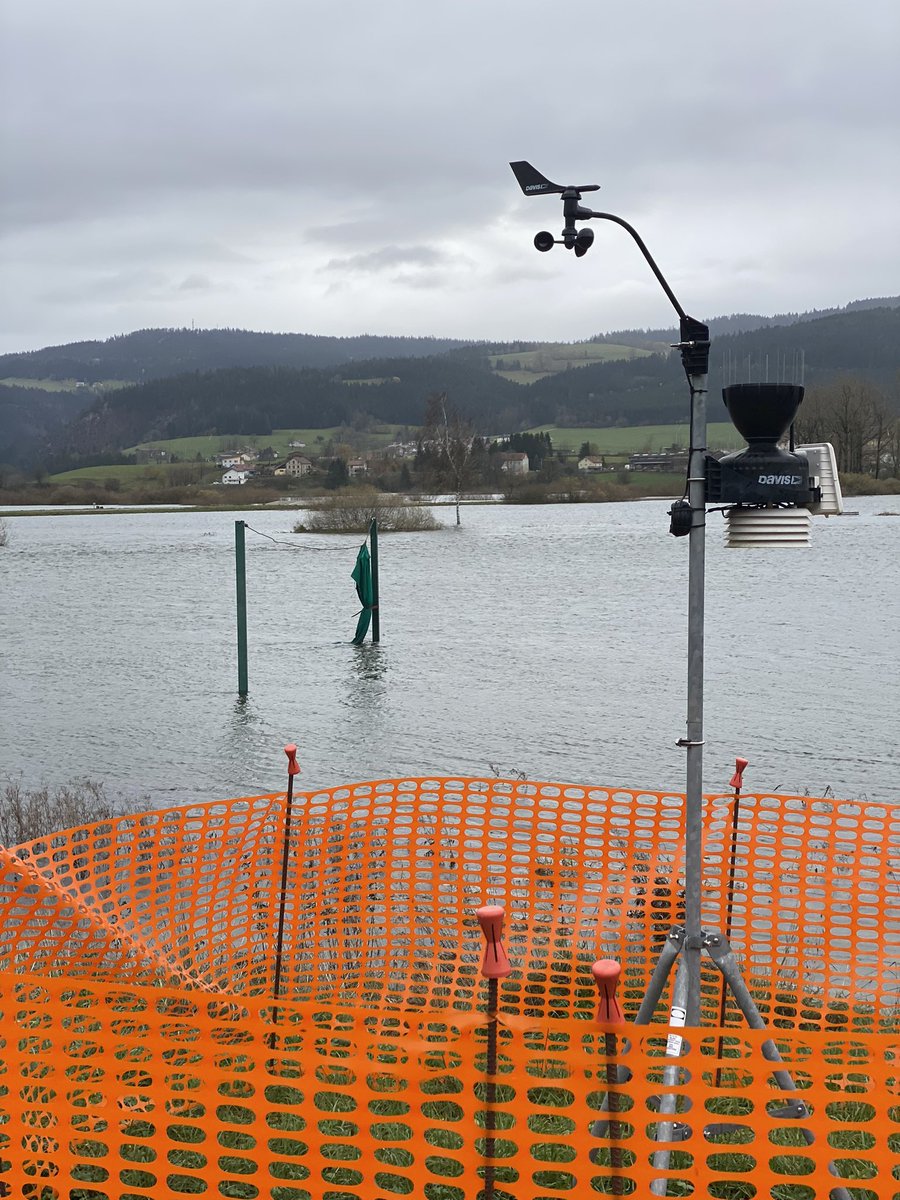 La station <a href="/infoclimat/">Asso Infoclimat</a> de #Morteau (25) au cœur des éléments… à un petit mètre du #Doubs en crue dans tout le val ☔️🌧️ Vous pouvez suivre ses relevés ici : infoclimat.fr/observations-m…!