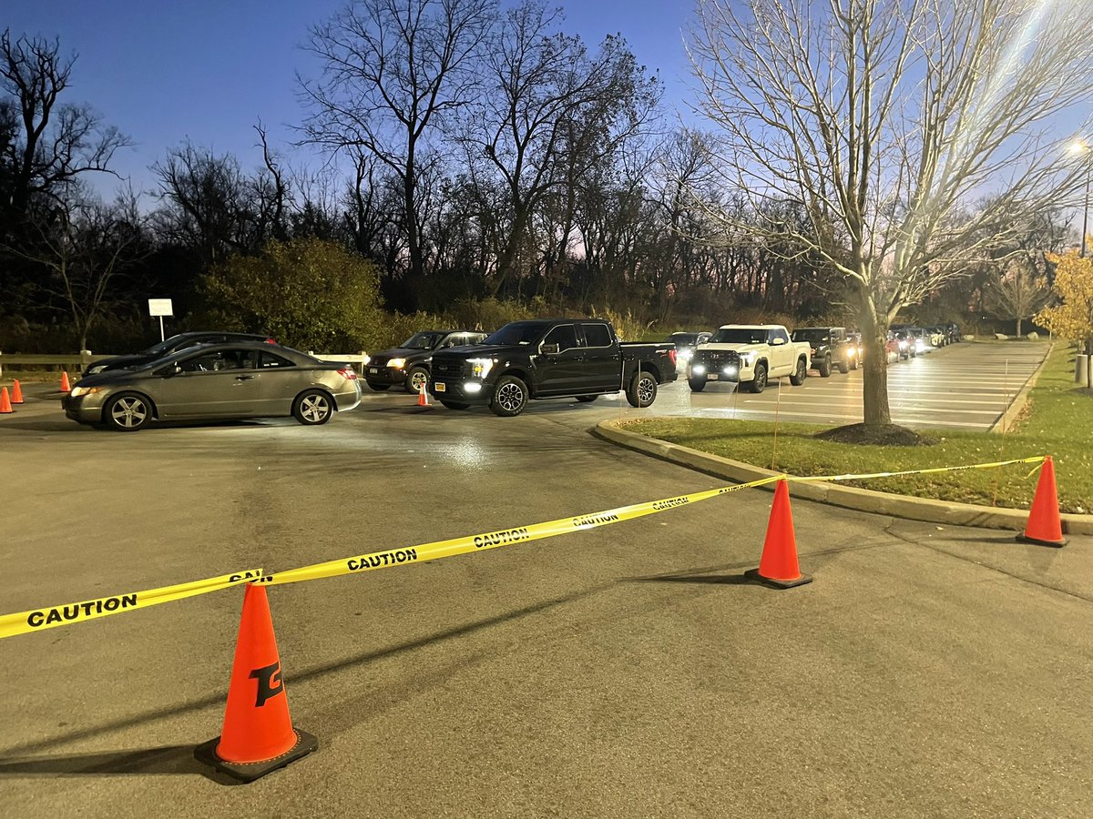 WBEN's tweet photo. It’s the return of #TurkeysForTickets this morning, as the @BuffaloSabres have partnered again with @Wegmans and @Audacy for a Thanksgiving food drive to benefit @feedmorewny and the Buffalo City Mission!
Cars have been lining up here in West Seneca since around 5:45 a.m. EST! https://t.co/tI0u7ddXje