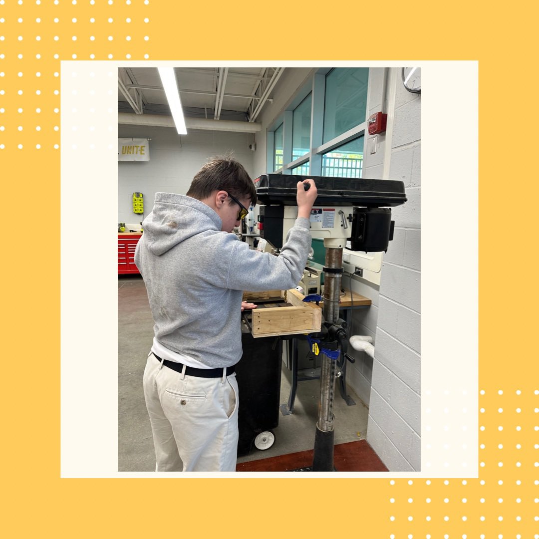 andrescholars's tweet photo. Another productive day in the engineering lab, bringing our holiday product to life! https://t.co/bL4fXyQHIo