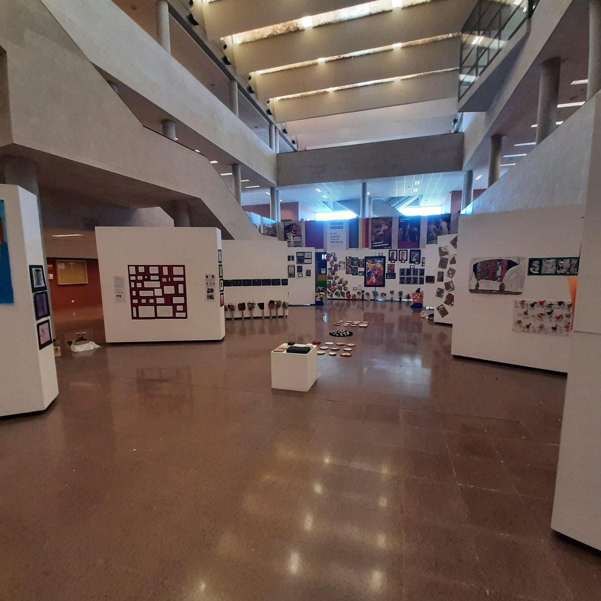 ⏩#CEFIREGandia participa en la XI exposició d’art infantil "Viure la mirada". La podràs veure del 13 al 25 de novembre a l’edifici Altabix de la <a href="/UniversidadMH/">UMH</a>. Les obres aportades són del professorat participant en el curs: "Mirar,pensar i tocar l'art:projecte Educar la Mirada"