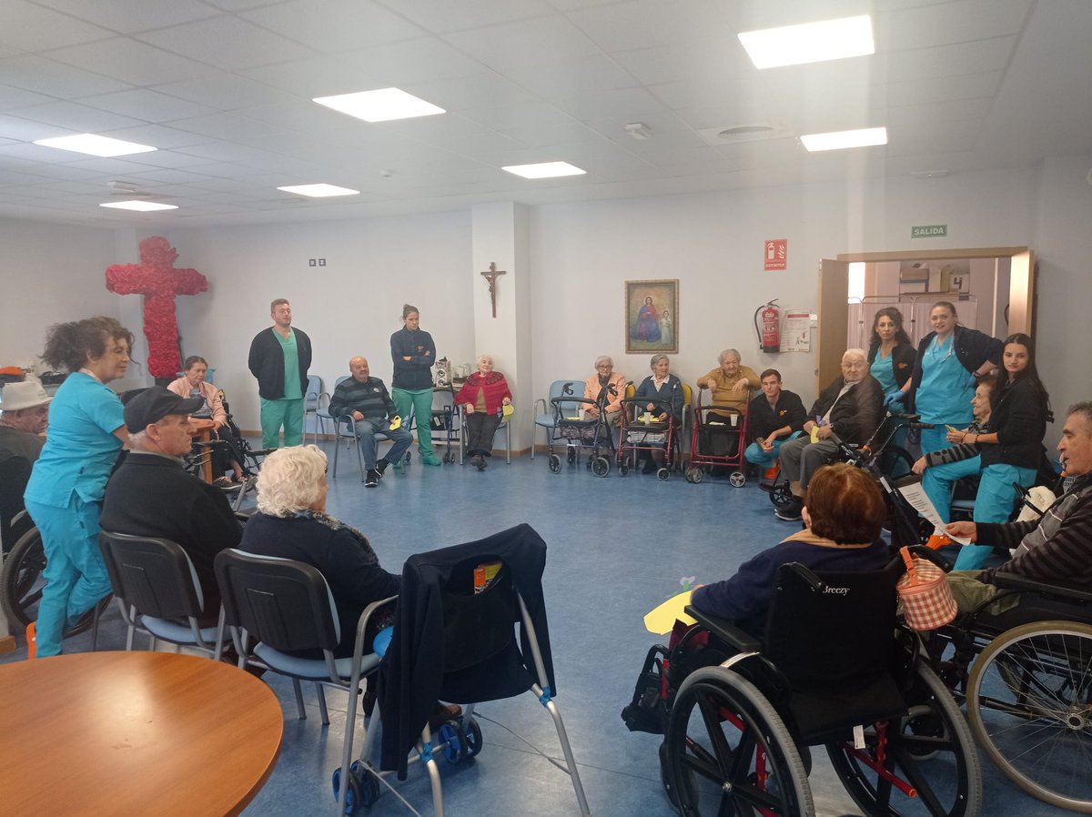 MiclaClaret's tweet photo. 🙌 Por el Día del Cuidador, nuestros mayores de la #ResidenciaClaretGranada quisieron rendir un pequeño homenaje a sus queridos cuidadores.
💙 Gracias por tanto cariño recibido, por vuestros cuidados, paciencia, apoyo y atención. 
👉 Más: https://t.co/KY2ldCxkzo https://t.co/Rv8Zi0jmUE