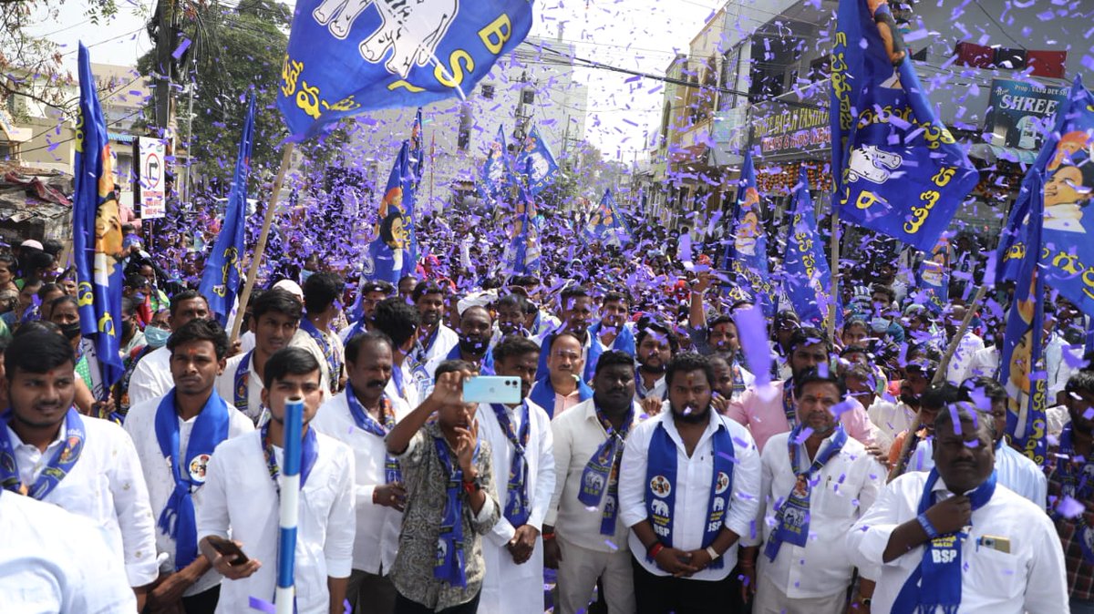 NMRPTC's tweet photo. నేను గెలిస్తే మీరు గెలిచినట్లే..

ప్రజలే నా వసుధైక కుటుంబం..

ఒక సారి అవకాశమివ్వండి..

మీ అభివృద్ధికి నాది భరోసా..

కాలనీలలో ముంపు సమస్య పరిష్కరిస్తా..

ఇల్లు లేని నిరు పేదలకు విడతల వారిగా ఇండ్ల నిర్మాణం ..

ఐటీఐ కాలేజ్ కు పూర్వ వైభవం తీసుకొస్తా..
 
ఇక్రిశాట్ కార్మికుల సమస్యను పరిష్కరిస్తా..

యువతకు వృత్తి నైపుణ్య శిక్షణ కేంద్రం ఏర్పాటు చేస్తా...

బీఎస్పీ ఎమ్మెల్యే అభ్యర్థి నీలం మధు ముదిరాజ్..

రామచంద్రపురం పట్టణంలో జోరుగా ఎన్నికల ప్రచారం...

ప్రజలే నా వసుధైక కుటుంబమని ఎమ్మెల్యేగా నేను గెలిస్తే నా కుటుంబ సభ్యుల్లాంటి మీరంతా గెలిచినట్లేనని,మన పాలన కోసం మన ఓట్లు మనమే వేసుకుందామని పటాన్ చెరు బహుజన సమాజ్ పార్టీ ఎమ్మెల్యే అభ్యర్థి నీలం మధు ముదిరాజ్ పిలుపునిచ్చారు.
బుధవారం రామచంద్రపురం,భారతినగర్  డివిజన్ లలోని శ్రీనివాస్ నగర్ కాలనీ,పాత ఆర్సిపురం,కాశిరెడ్డిపల్లి కాలనీ,బాంబే కాలనీ,ఈఎస్ఐ కాలనీ,రంగనాధ్ పురం కాలనీ,పలు కాలనీలలో ఎన్నికల ప్రచారం నిర్వహించారు.
ఎన్నికల ప్రచారంలో భాగంగా తానను గెలిపిస్తే చేసే అభివృద్ధి హామీలతో పాటు బీఎస్పీ పార్టీ మేనిఫెస్టో ను ప్రజలకు వివరించారు.
ఈ సందర్బంగా కాలనిలలో నెలకొన్న సమస్యలను అడిగి తెలుసుకున్నారు.
ప్రచారంలో భాగంగా ప్రజలనుద్దేశించి ఆయన మాట్లాడుతూ బడుగుల జీవితాల్లో వెలుగులని నింపుతూ మన బహుజనుల  ఆత్మగౌరవాన్ని కాపాడాలనే ఏకైక లక్ష్యంతో ముందుకు సాగుతున్నానని అన్నారు. మనల్ని కొందరు నాయకులు కేవలం ఓటు బ్యాంకు గా మాత్రమే చూస్తూ మన ఆత్మ గౌరవాన్ని నోట్ల కట్టాలతో కొనాలని చూస్తున్నారని ఆరోపించారు.అయితే నోట్లతో మా బహుజన సబ్బండ వర్గాల ఆత్మగౌరవాన్ని కొనడం సాధ్యం కాదని స్పష్టం చేశారు.మనం ఒక్కటిగా పోరాడి చట్ట సభల్లో ప్రవేశిస్తే మనలో నుంచి చాలా మంది మన ప్రాంతాలలో అన్ని స్థాయిల్లో మన బహుజన బిడ్డలు నాయకులుగా ఎదిగే అవకాశం లభిస్తుందని తెలిపారు.
మనం ఎదిగితే మన ప్రాంతల్ని మనమే అన్ని రంగాల్లో ధీటుగా అభివృద్ధి చేసుకోవచ్చని పిలుపునిచ్చారు.మన అభివృద్ధి కోసం ఒక్క సారి నాకు ఎమ్మెల్యేగా అవకాశం ఇవ్వాలని ప్రజలని కోరారు.తాను ఎమ్మెల్యేగా గెలుపొందిన క్షణం నుంచి ఈ ప్రాంత అభివృద్దికి పని చేస్తానన్నారు.ముఖ్యంగా రామచంద్ర పురం ప్రాంతంలో ఇండ్లు లేని నిరు పేదలకు విడతల వారిగా పక్క ఇండ్లు కట్టిస్తానని భరోసా ఇచ్చారు.
వర్ష కాలంలో చాలా కాలనీలు ముంపుకు గురవుతున్నాయని తన దృష్టికి వచ్చిందని, తాను గెలిస్తే ముంపు సమస్యకు శాశ్వత పరిష్కారం చూపేలా ప్రణాళిక బద్దంగా పనిచేస్తానని హామీ ఇచ్చారు.రోజు వారీ కూలి పనులు చేసుకునే నా అన్న తమ్ముళ్లు, అక్క చెల్లెలకు వృత్తి నైపుణ్య కేంద్రలా ద్వారా శిక్షణానిచ్చి ఉపాధి అవకాశాలు మెరుగుపడేలా చర్యలు తీసుకుంటామని తెలిపారు.రామచంద్రపురంలోని ఐటీఐ కళాశాలకు పూర్వ వైభవం తీసుకొస్తానని ప్రకటించారు.
నా ప్రయాణంలో నా వెంట నడుస్తున్న సబ్బండ వర్గాల ప్రజలందరికీ ఋణపడి ఉంటానన్నారు.
ఈ కార్యక్రమంలో పార్టి నాయకులు, కార్యకర్తలు,మహిళలు,యువకులు,#NMR యువసేన సభ్యులు, తదితరులు పాల్గొన్నారు.

#TelanganaElections2023
#IamRSP  #ElephantThisTime #VR99 #Time4Blue
#BSP4Telangana #BSP
#VR99 #nmrforptc #nilammadhu
#nilammadhumudiraj #neelammadhu
#neelammadhumudiraj
#patancheru #Patancheru