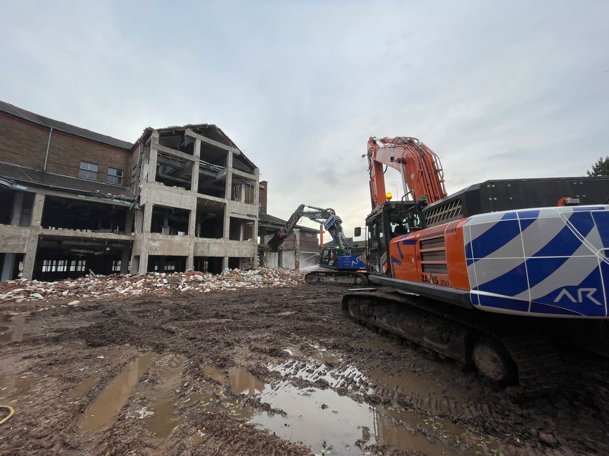 ardemolitionltd's tweet photo. This week, we started on the mechanical #demolition phase on a section of Edward Street Hospital, utilising our very capable #KMC600P as we come to a close on the large phase of #softstrip for our client Integrated Health Projects (IHP). #WestBrom #Sandwell @VCUK_Building https://t.co/b2HTRU3wx0