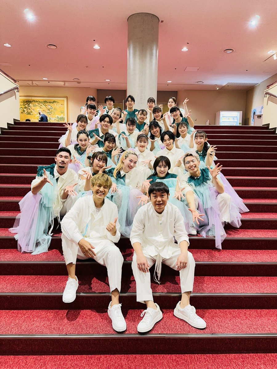 yuzu_official's tweet photo. #ベストヒット歌謡祭 ご覧いただいた皆様、ありがとうございました！

ゆずで『ビューティフル』を、
そして香取慎吾さんとの同級生コラボで『タッタ』をお届けしました⚡️

『ビューティフル』
📹 https://t.co/4AZrdkCkZg
🎧 https://t.co/SOdwC7r6Mc

『タッタ』
📹 https://t.co/FXHeGRh4T5

引き続き、番組をお楽しみください📺

@besthitskayosai