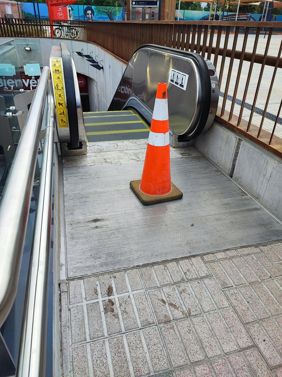 MauriPoblete's tweet photo. @metrodesantiago hasta cuando? Estacion ferrocarril con las 2 escaleras malas hace semanas. Como es posible que aun no las arreglen? https://t.co/UmLRiH0OIJ