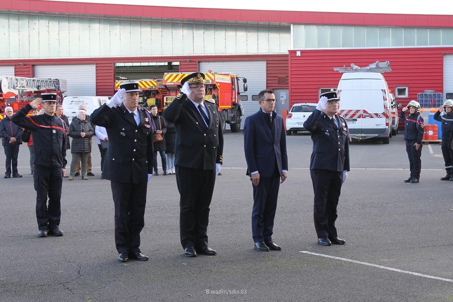 [#CEREMONIE] 🎖️Hier, l'Etat-Major s'est réuni afin d'honorer ses personnels, ainsi que pour remettre les brevets aux JSP. En présence de M. Vincent Vallet, directeur de cabinet de madame le @Prefet03 et M. @claude_riboulet, Président du Conseil d'administration. @UDSP03