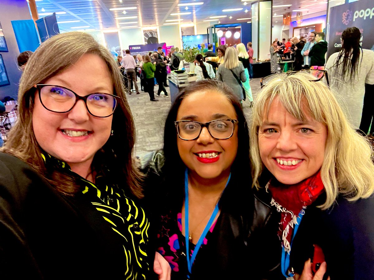 KellyQHicks's tweet photo. A very @Socially_Mobile meet-up at #simplyEXP in London today. Great to see fellow alumna @beth_broomby and two of our legendary lecturers @Advita_p and @ACHOOGIRL
I spoke on a panel about social mobility considerations alongside Advita and the amazing Nicole Bearne. Top day! https://t.co/OPmvHs6U13
