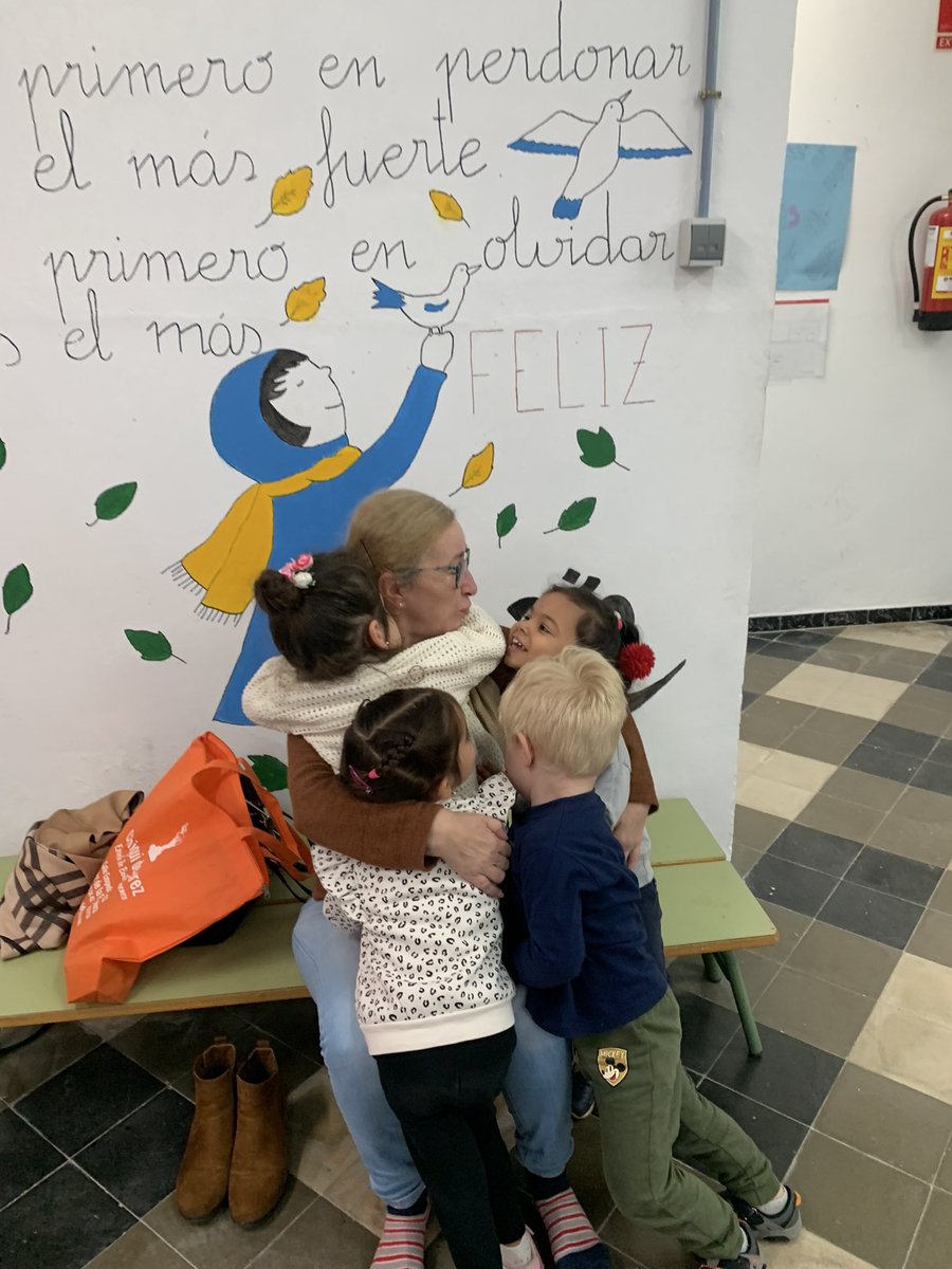 coleAl_Andalus's tweet photo. Bonito día de celebración junto a la gran maestra del baile Chiqui de Jerez, con actuaciones de nuestro alumnado y profe Enrique, creación de nuestro 1º museo dedicado a artistas flamencos, entrega de premios al mejor cartel… y mucho más en el #DiadelFlamenco https://t.co/1ahh1a6R3z