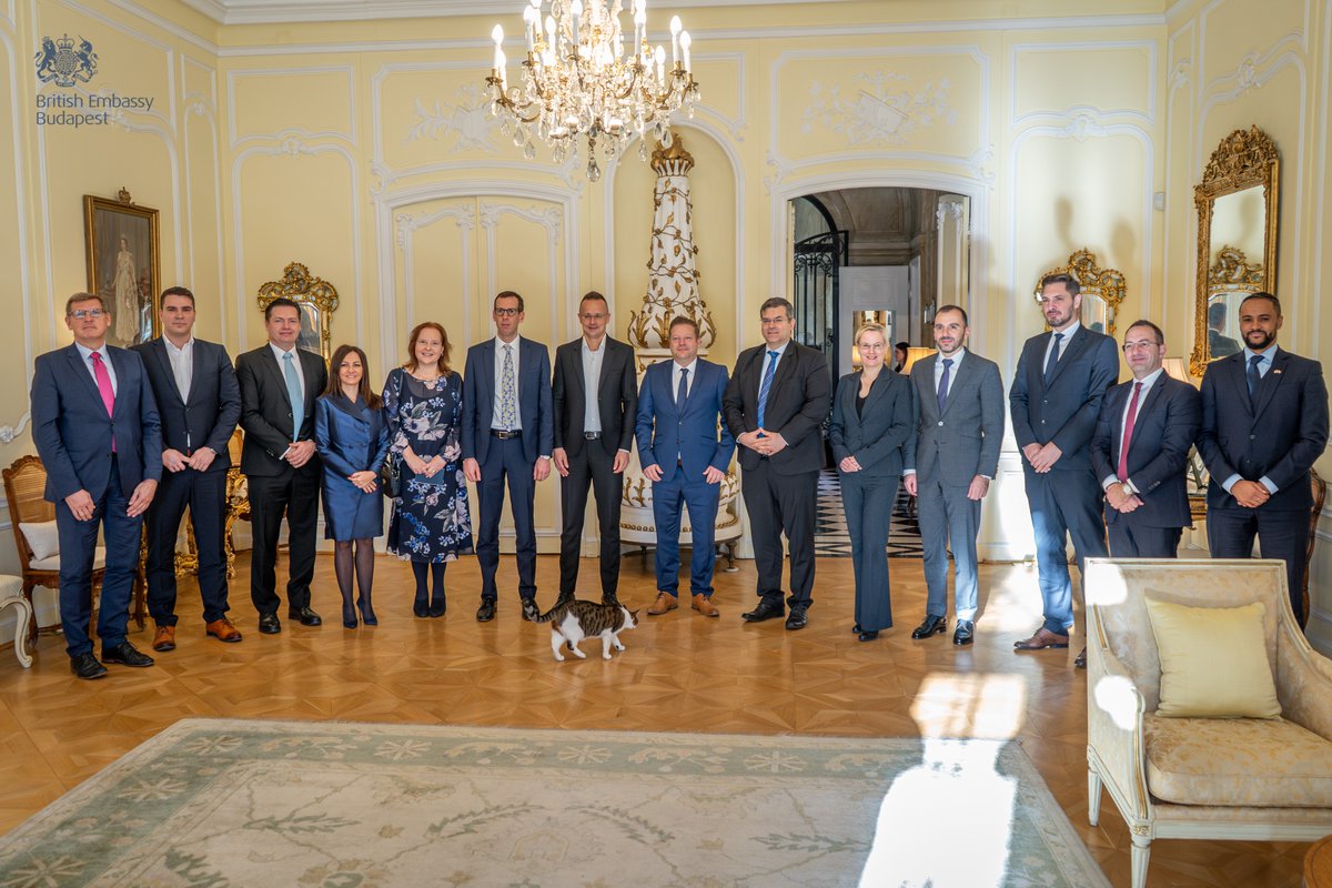 Chargé d’Affaires @AndrewxDavidson hosted a meeting for 🇬🇧 investors at the Ambassador’s Residence. The guest of honour was FM Péter Szijjártó, accompanied by Hungarian Investment Promotion Agency CEO, István Joó.

#BilateralTrade & #Investment remains a priority for 🇬🇧 & 🇭🇺.