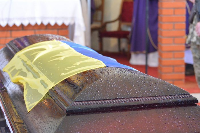 Я колись казав, що немає нічого важливішого за деталі. Власне зловив себе на думці, що як треба не поважати власних солдатів, щоб на домовини класти прапори з дуже дешевого матеріалу. Короткий тред.