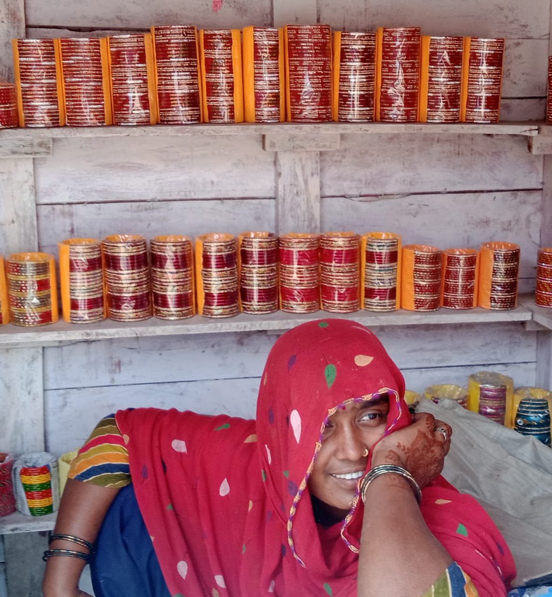 छैठ महापर्व हेतु मिथिला में सजल “लहटी चूड़ी” क दुकान। हमर गाम “सरिसब पाही” क लहटी बहुत प्रसिद्ध छैक ,कलाकार सब रास्ट्रिय पुरस्कार स सेहो सम्मानित भेल छैथ। समाज क आपसी मेल जोल क अनुपम उदाहरण। फोटो ; श्री अमल कुमार झा #BACKtoROOTS