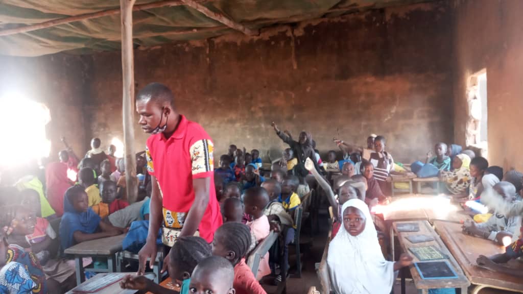 TiladoAbga's tweet photo. #Burkina En  attendant la sécurisation complète des #Banwa , les enseignants de #Solenzo  #Kouka font preuve de détermination et de résilience pour dispenser une éducation de qualité à des classes qui avosinent parfois 500 élèves. #Lwili 👇👇👇 https://t.co/4mx556IPk9