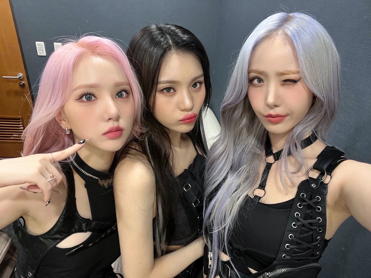 VIVIZ_official's tweet photo. [#VIVId_dayZ] 📸

231116 엠카운트다운 완료✨

어떤 질문에도 페이크로 꽁꽁 숨겨놨던 Untie🖤 드디어 보여줬다! 이젠 다 같이 ta ta Untie 즐길 시간💓

#비비지 #VIVIZ #은하 #EUNHA #신비 #SINB #엄지 #UMJI #VERSUS #Untie https://t.co/rAd2AcYyPs