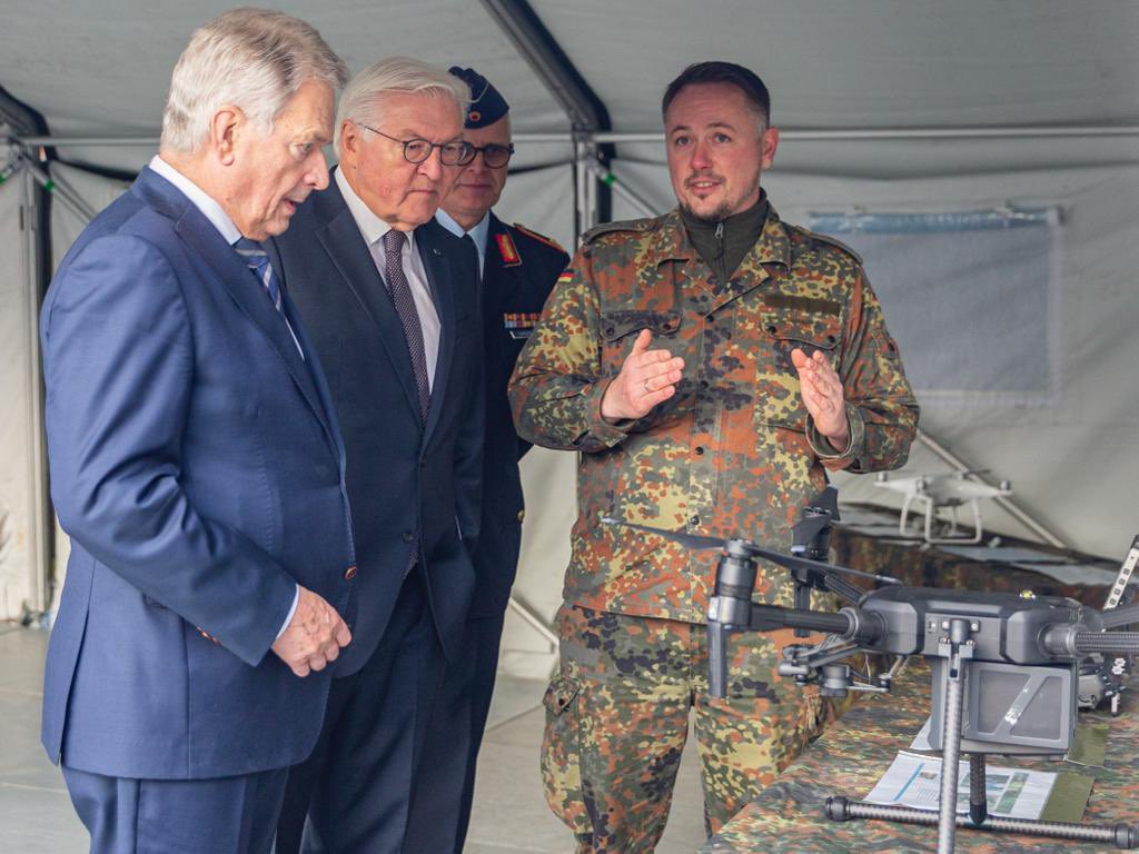 Team_Luftwaffe's tweet photo. Noch mehr Sicherheit vor Bedrohungen aus der Luft: Unsere Objektschützer nutzen das Abwehrsystem #ASUL gegen kleine unbemannte Luftfahrzeuge bereits erfolgreich. Bundespräsident Frank-Walter Steinmeier und der finnische Präsident @niinisto informieren sich heute dazu auf der Hardthöhe in Bonn. @BPrSprecherin